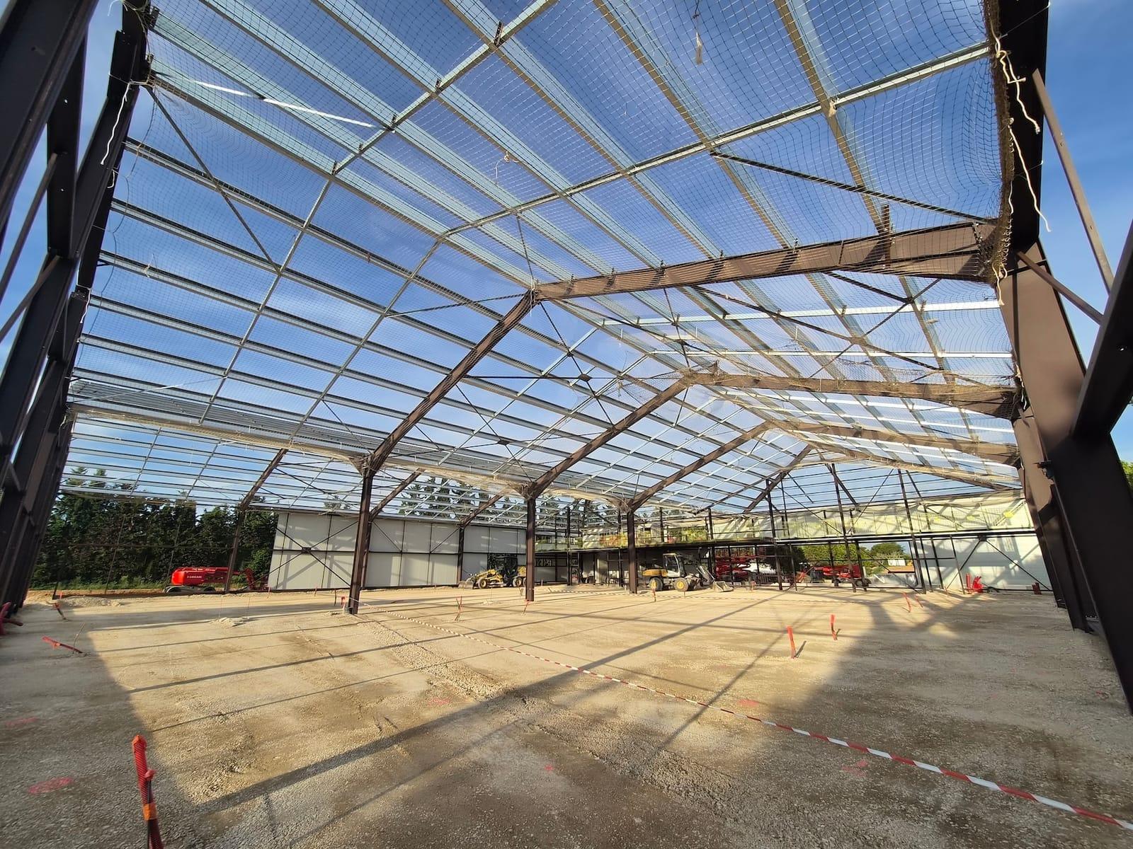 Chantier du complexe Ventoux Indoor Padel à Aubignan — charpente métallique en construction