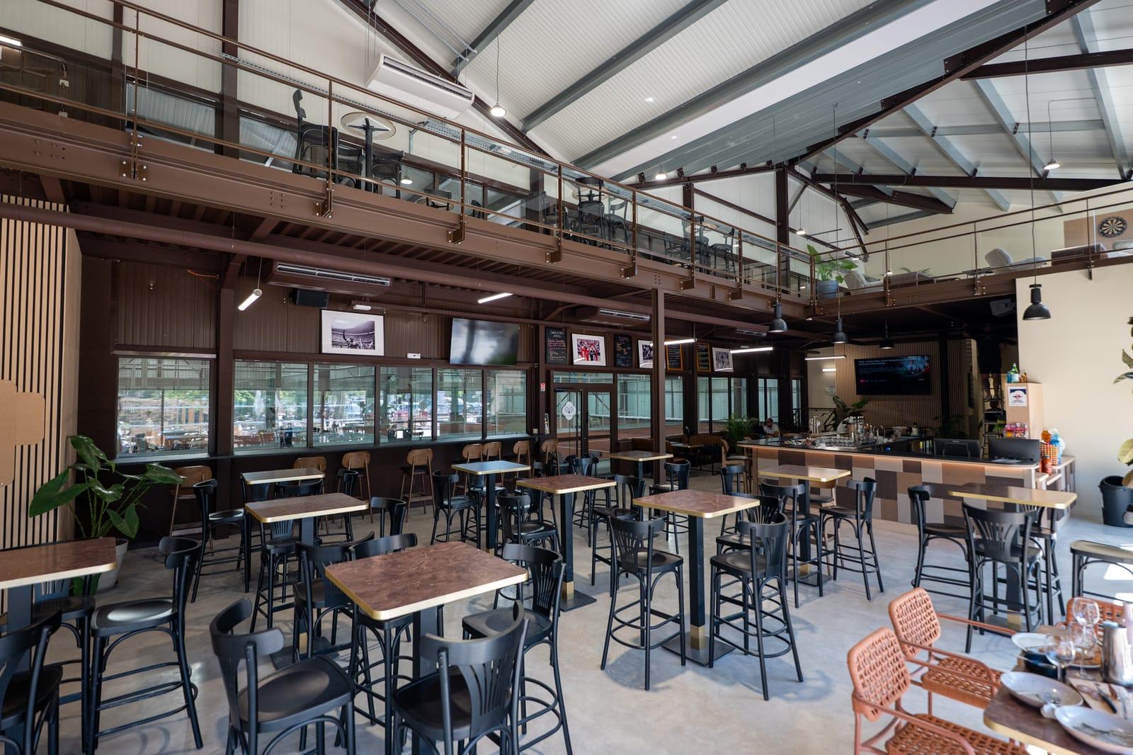 Bar et tables du Club-House