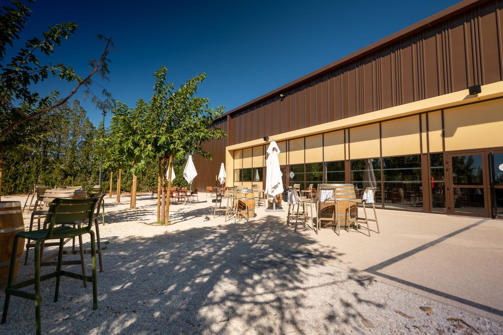 Terrasse et façade du Club-House