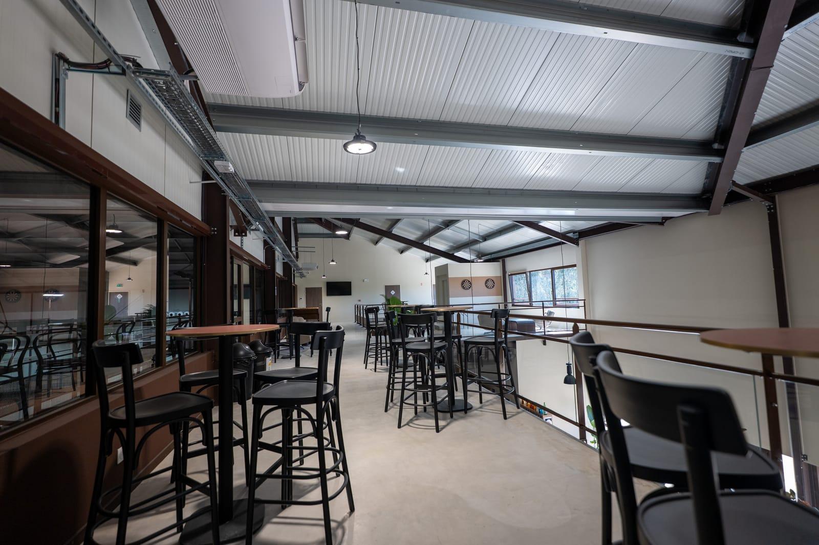 Tables sur la mezzanine