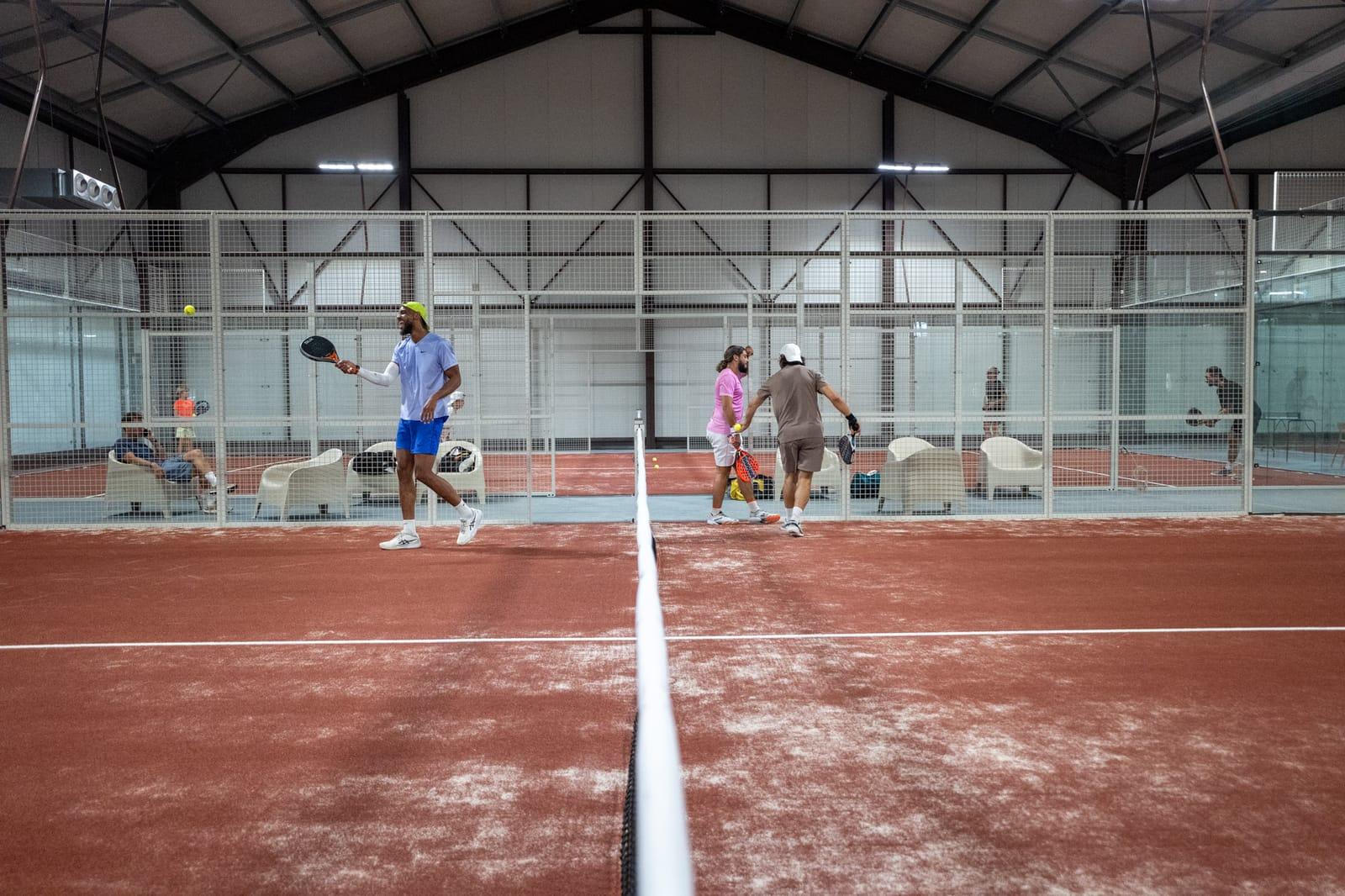 Joueurs sur un terrain de padel indoor