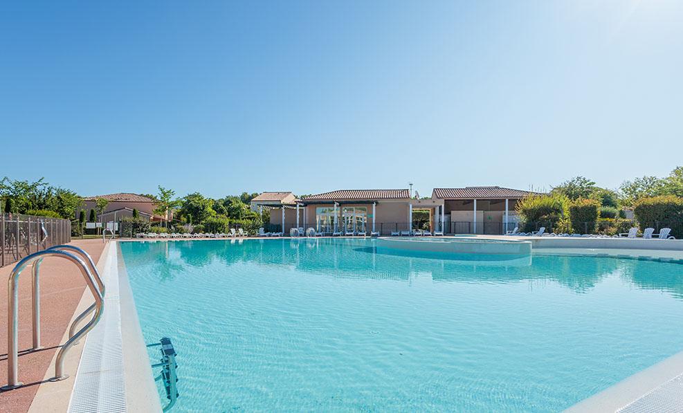 Piscine et espaces communs de la résidence Les Demeures du Ventoux, partenaire hébergement du complexe Ventoux Indoor Padel à Aubignan
